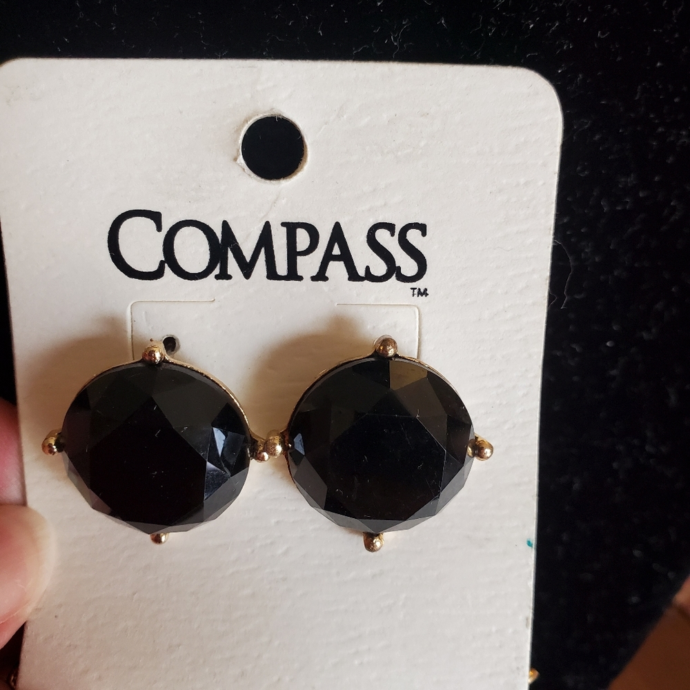 Compass goldtone with black stones earrings